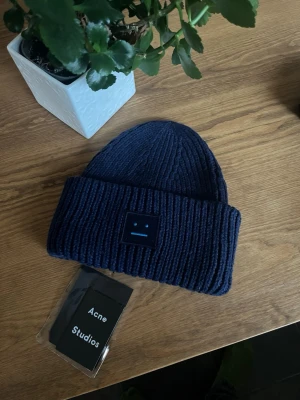 Mörkblå ribbstickad mössa Acne Studios - Säljer en mörkblå acne mössa som passar perfekt för kyligare dagar 🗻☃️