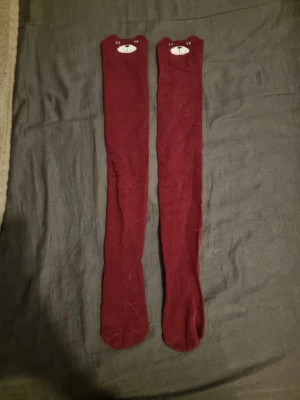 Knästrumpor med djur tryck - Säljer tre par knästrumpor med djur ansikten. 1 st för 25 kr eller 3 st för 50 kr