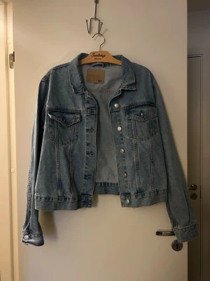 Jeansjacka - Från lager 157. Använd en gång. Croppad i strl xs, men passar mig som har xs 💓 120kr + frakt 🦋