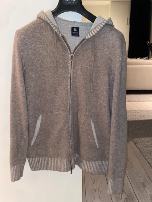 Stickad hoodie i kashmir från Boggi - Riktigt snygg stickad hoodie i kashmirblandning från boggi Milano. Skicket är bra. Storlek S. Hör av er vid frågor!
