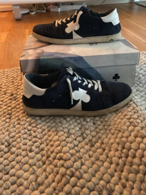 Mörkblåa Sneakers från The Gallerist  - Mörkblå The Gallerist-skor – Nästan som nya!  Säljer mina snygga The Gallerist skor i mörkblått. Har bara använts 2–3 gånger till lite finare tillfällen, så de är i nästan nyskick. Skorna är stilrena, bekväma och passar både till fest och mer uppklädda tillfällen. 	•	Storlek: 44 	•	Färg: Mörkblå 	•	Skick: Nästan som nya, inga synliga märken  Perfekta för dig som vill ha ett par eleganta skor utan att betala fullt pris!