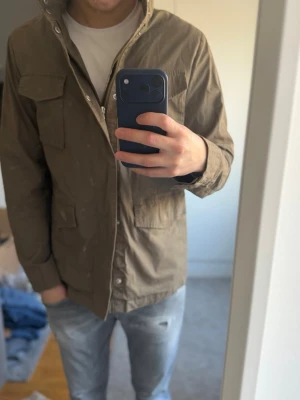 John Henric jacka - En field jacket från John Henric i väldigt bra skick! | Otroligt snygg färg som passar perfekt till våren. | Modellen är 180 och väger 70!