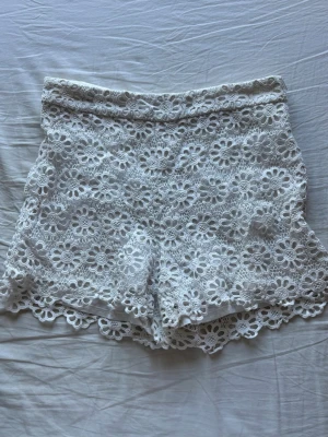 Shorts  - Så söta vita Spetsshorts. Har en dragkedja i sidan 