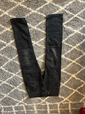 Svarta skinny jeans från Dr. Denim - Säljer ett par svarta skinny jeans från Dr. Denim. Jeansen har klassisk femficksdesign, smal passform och är tillverkade i stretchigt material för extra komfort. Perfekta för dig som gillar en tight och stilren look.