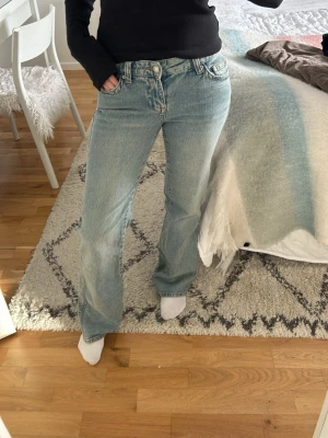 Ljusblå jeans med bootcut från Gina med fickdetalj - Säljer ett par ljusblå jeans med bootcut från Gina. De är jättesköna och fina. Har två slitningar längst ned. 