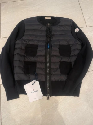 Moncler cardigan dam  - Fin skick . Ganska ny köptes förra året . Ingen tecken på använd eller så . Skriv för kvittot 😊