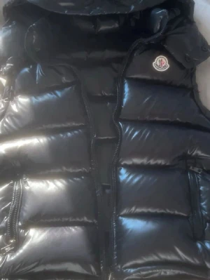 Moncler väst  - Tja, lägger nu ut min moncler väst då den inte andvänds så mycket och blivit för kort, den är perfekt till lite kyligare dagar och helt perfekt till våren. Priset ej hugget i sten