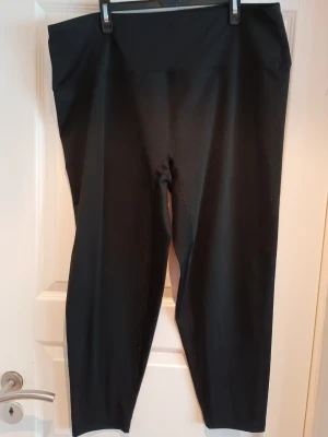 Svarta leggings - Svarta leggings/träningstights med hög midja. Ankellängd eller 7/8. Storlek 3XL. I mycket bra skick. Obs! Hund finns i hemmet. 