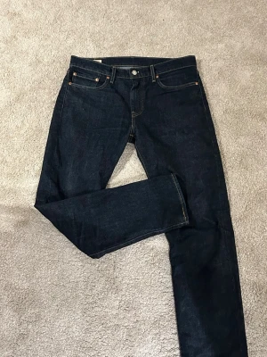 Mörkblå Levis 502 - Säljer ett par klassiska mörkblå Levi's jeans i modellen 502. Jeansen är praktiskt sätt nya och är i väldigt bra skick! Hör av er vid intresse eller frågor🙌