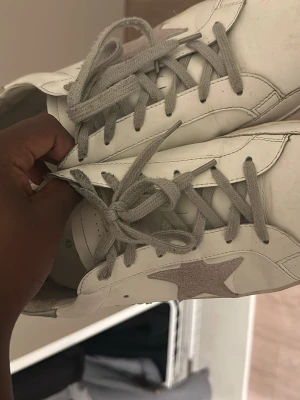Golden goose till salu eller utbytte - Säljer ett par vita golden goose,jag tar även utbyttes för något annat t.ex andra skor,tröjor,bälten