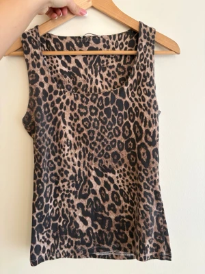 Leopardmönstrad ärmlös linnetopp - Ett linne med leopardmönster från Zara