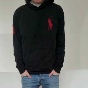 Ralph Lauren Big Pony Hoodie - Säljer en sjukt nice Big Pony hoodie i färgen svart. Hoodien är o bra skick utan nåra defekter och sitter i strl M då den egentligen är L. Hör gärna av er vid frågor elr funderingar!!