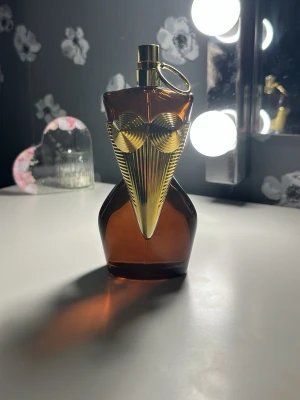 Jean Paul Gaultier Divine Parfym - Säljer en Jean Paul Gaultier Divine parfym som doftar jätte gott och sitter jätte länge. 100 Ml men cirka 80 ml kvar.