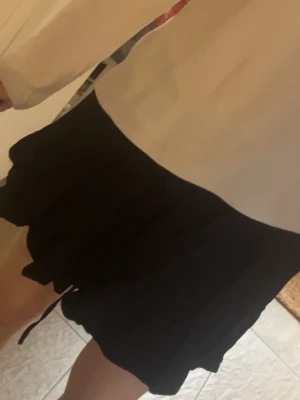 Svart kjol - Snygg svart kjol med shorts under, jätte snygga till sommaren💞