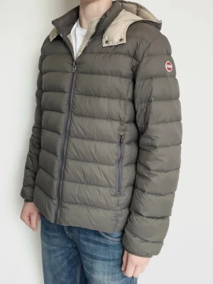 Colmar Jacka - Colmar Jacka i en fet färg som passar perfekt till våren! Fint skick, inga defekter. Modellen är ca 180, 70kg. Storlek 50 men sitter som M. Kontakta mig för fler frågor och funderingar!