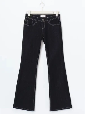 Mörkblå ultra lågmidjade flare jeans - Otroligt snygga EXTRA lågmidjade och mörkblå jeans ifrån Gina tricot. Jeansen har tydliga vita kontrastsömmar och klassisk femficksdesign. Perfekta för dig som älskar mode och lågmidjat! Själv så tycker jag dessa jeans är jätte snygga men tyvärr är de för korta på mig, skulle dock rekommendera för dig som är 171cm eller kortare. De är använda två gånger och är som nya men har tvättat de. 💗