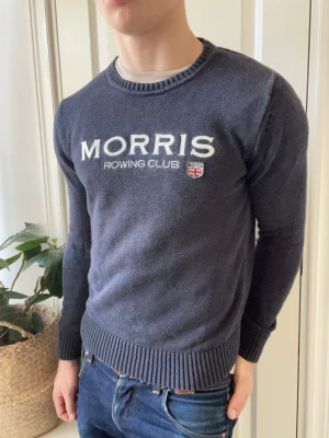 Morris stickad tröja  - Morris stickad tröja, Inga defekter! Modellen i bilderna är 180 cm 75 kg och bär Storlek S , Kom med frågor! 🌟 (Kan gå ned i pris vid köp av paket 😉) 