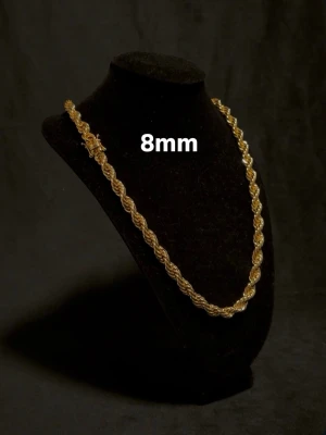 Cordell Halsaband 14K Guldplätering Kistlås 8mm - Exklusiv cordell länk i 14K guldplätering! Utrustad med ett exklusivt kistlås och stämpel 14K för en exklusiv känsla och look! Storlek 8mm bredd och 60cm längd. Vikt ca 90g+