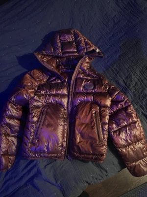 Nude project jacka - supersnygg Bordeaux Nude Project-jacka Helt ny, oanvänd Storlek XS men passar en XXS Utgången modell Skickas samma dag som den köps 