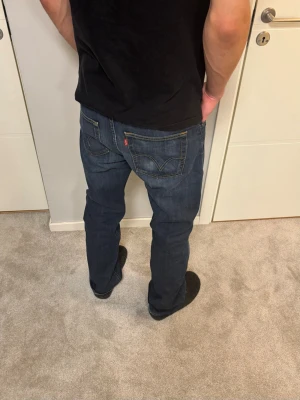 Levis 506 Standard - Levis 506 Standard jeans. Fint skick, inga defekter. Modellen på bilderna är 183cm och väger 67kg. Mått: Midja 43cm, Lår: 31cm, Benslut: 22cm, Ytterben: 109cm. Hör av er vid intresse!