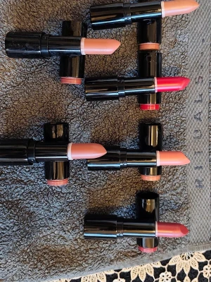 Flera läppstift i olika färger Isadora 250:- för alla - Säljer ett set med fem läppstift i snygga nyanser av nude, rosa och rött. Läppstiften har klassisk form och svart hylsa. Perfekta för att variera din look och ge läpparna en fräsch touch. Märke ej angivet.