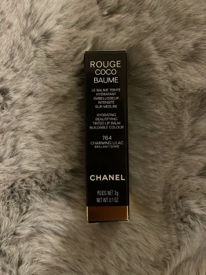 Chanel Rouge Coco Baume 764 Charming Lilac - Chanel Rouge Coco Baume i nyansen 764 Charming Lilac. Ordinarie pris 560kr