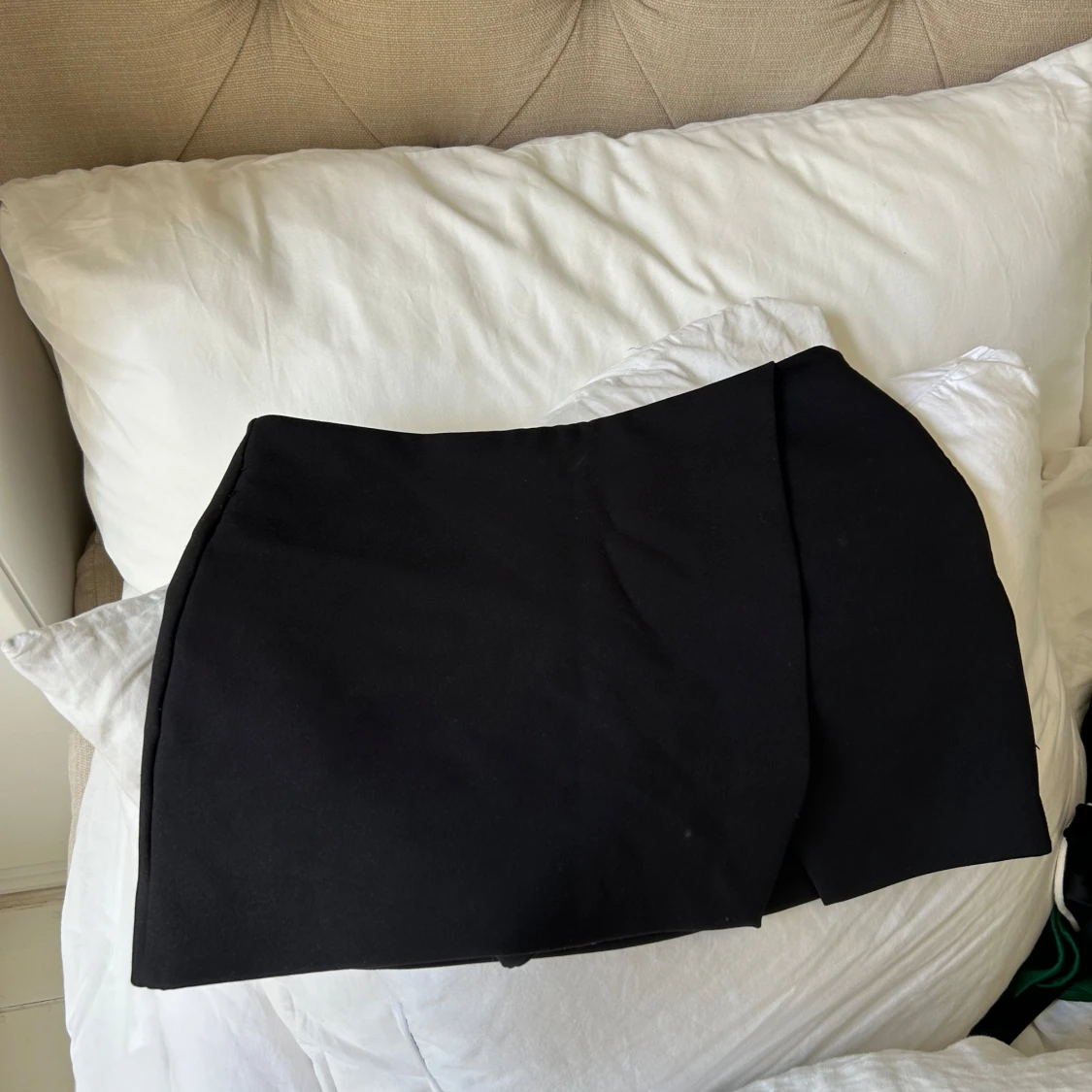 Svart kortkjol i enkel stil (shorts under) - 1