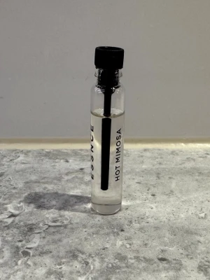 Essnce - Hot mimosa - Essnce - Hot mimosa, köpt nyligen och är provad. Mängd syns på bild 🍊