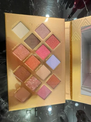 Catrice  Lion King ögonskuggspalett - Ögonskuggspalett från Essence x Disney Lion King med Simba, Nala och Zazu på framsidan. Innehåller 12 nyanser i matta och skimrande toner som beige, lila, rosa, koppar, orange och brunt. Fyrkantiga pans i en guldfärgad förpackning med spegel.