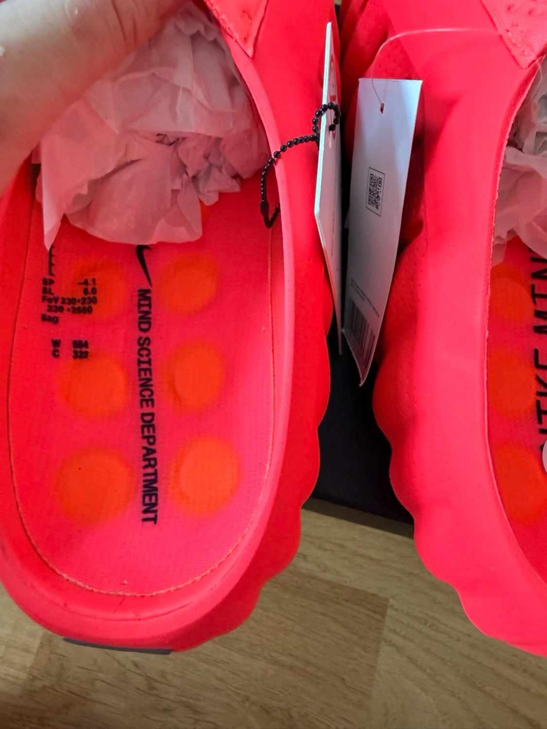 Neonröda Nike tofflor - 2