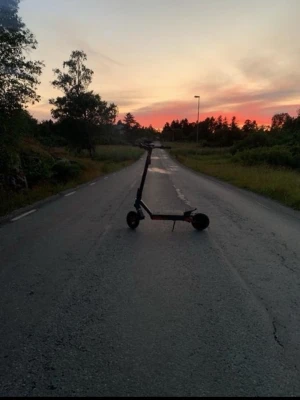 KUKIRIN G2  - Kukirin g2 den kör i 50kmh och har en räckvidd på 55km. Laddare ingår. Det är touch skärm, tuta, blinkers, lampa. Skriv vid frågor och letar efter byten