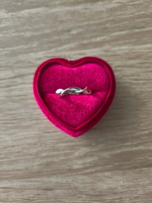 Snygg silverfärgad ring med vågig design - ring i storlek 17,7mm, silverfärgad. 