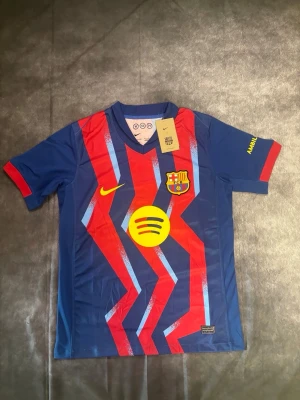 Barcelona tröja  - Barcelona tröja ⚽ Storlek: XL 🆕 Helt ny med tag kvar Packeteras ordentligt inför leverans 📦