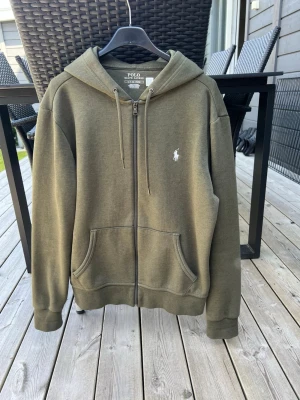 Ralphlauren tröja - En tvärfet olivgrön ralphlauren tröja, kostar runt 2000kr ny! Knappt använd, kvitto finns.