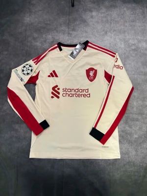 Liverpool tröja - Liverpool tröja ⚽ Storlek: M 🆕 Helt ny med tag kvar Packeteras ordentligt inför leverans 📦
