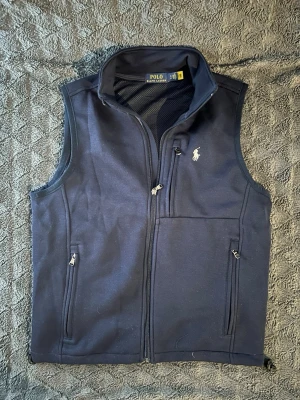 Polo Ralph Lauren väst  - En as fet väst från polo Ralph Lauren i storlek S den är nästan aldrig använd skick 9,2/10✅. Priset går att diskutera vid en snabb affär hör av dig om du har några funderingar