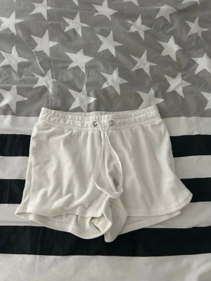 Två pack med shorts - Vita och svarta mjuka shorts från Gina tricot 