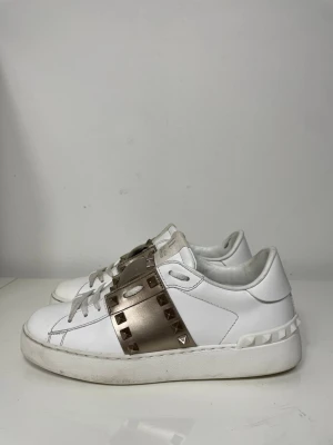 Valentino Rockstud Skor  - Säljer nu dessa Valentino Rockstud Skor som är i mycket fint skick bortsett ifrån att en nit saknas på högersko, skriv för fler bilder/frågor🙌🏼