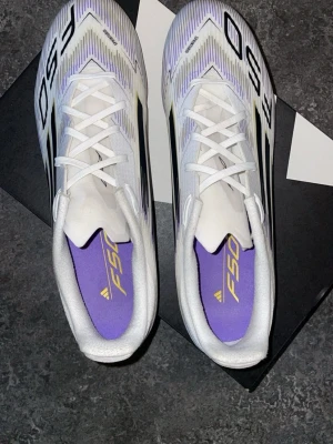Adidas F50 vita fotbollsskor FG/MG - Köpte skorna för ungefär 2 veckor sedan var inte riktigt vid min passform. Lite smuts annars så är dem som ny. Prövade på konstgräs. Dem är 28,8 cm. 46 2/3 Eu men är mer som 44 Adidas har mindre skor än vad som sälj kan komma samma dag och levera om ni bor i Sundsvall.