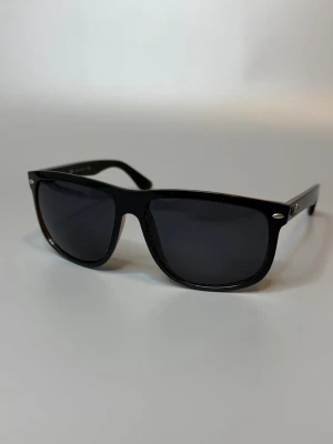 Rayban Boyfreind Solglasögon  - ‼️VI TAR EJ BYTEN‼️ Ray-Ban Boyfreind 41747  | Skick: 8/10 | Storlek 60/15 | Fraktar inom 24H efter köp på köparens bekostnad 📦💨 | Hör av dig vid minsta fråga eller fundering 