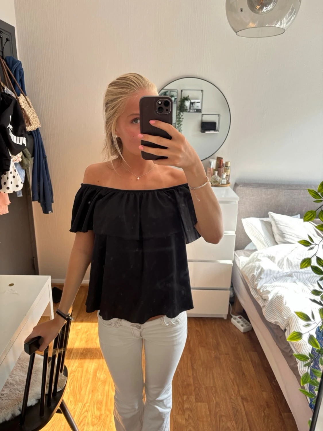 Svart offshoulder blus med volang - 2