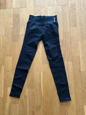 DFYNE impact leggings - Säljer ett par DFYNE impact leggings i färgen ”Midnight Black” i st XS regular, oanvända då jag beställde dubbletter. Original pris 60,95€ - ca 670kr. Finns orderbekräftelse och DFYNE-tag bak om man vill se för äkthets bevis!!