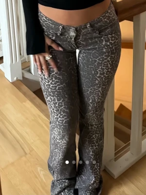 Leopardmönstrade bootcut jeans - Säljer ett par snygga leopardmönstrade jeans med bootcut-modell. Jeansen har normalhög midja och är i ett stretchigt bomullsmaterial. Använda 1 gång💕