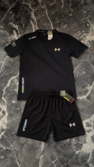 Under armour sets Size M - 🔥✨ Under Armour Set ✨🔥  🖤 Svart Under Armour set med snygga färgdetaljer 📏 Storlek: (M) 💯 Skick: Nytt med tags 🧸 Mjukt, lätt och bekvämt material 🏃‍♂️ Perfekt för träning, löpning eller vardagsbruk 💪 Skön passform och hög komfort hela dagen 🌈 Färgglada detaljer som sticker ut 📦 7 st tillgängliga  💸 Pris: (475) 📩 Skicka DM vid intresse eller frågor  🚨 Först till kvarn – begränsat antal! 🚨🔥💯