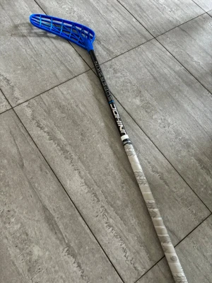 Superskin Max 26 flex 96 cm mycket bra skick - 96 cm, leftfattad. Utrustad med ett bright blue pp titan blad.Klubban är cirka 1 år gammal och i mycket bra skick. Klubban är varsamt använd. En lätt och populär klubba som passar både träning och match.