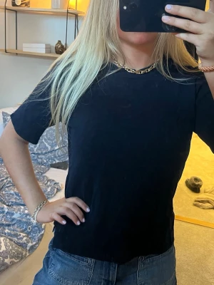Cashmere t-shirt - Cashmere t shirt i mörkblå, super söt!