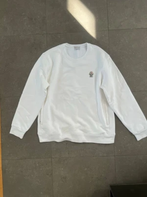 Vit sweatshirt från Moncler - Snygg vit sweatshirt från Moncler. Storlek XL. Aldrig använd, säljer då storleken inte passar mig. Hör av dig vid frågor. Skickas inom 24h