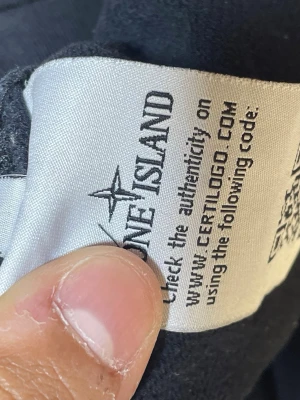 Svart jacka från Stone Island - Säljer en svart jacka från Stone Island. Jackan har en klassisk design och är tillverkad i ett slitstarkt material som passar perfekt för dig som vill ha en stilren och trendig look. Perfekt för dig som gillar exklusiva märken och vill sticka ut.