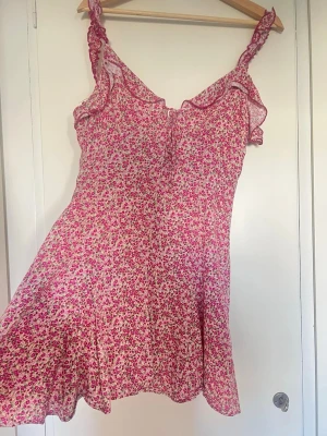 Rosa blommig sommarklänning - Söt rosa klänning med småblommigt mönster från Zara!! Dragkedja där bak🥰🥰🌺