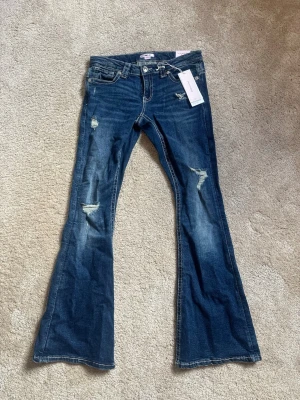 gina jeans med slitningar - Aldrig använda, ny med prislapp på. 